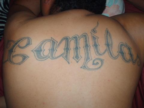 Тату надпись женское имя "Camila" на мужской спине "Камила"