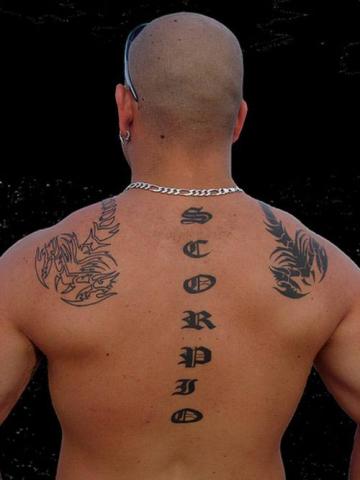 Тату надпись "scorpio" и два скорпиона на спине