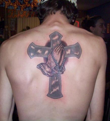 Тату крест с молящими руками на спине