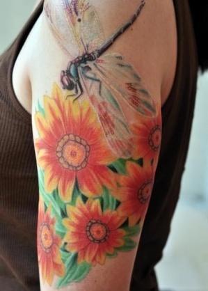 Тату стрекоза и цветы на плече