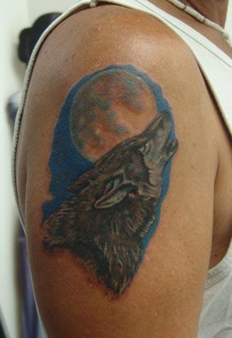Тату на плече волк воет на луну