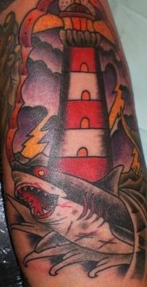 Тату маяк и акула на волнах