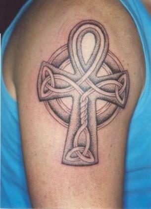 тату кельтский крест на правом мужском плече