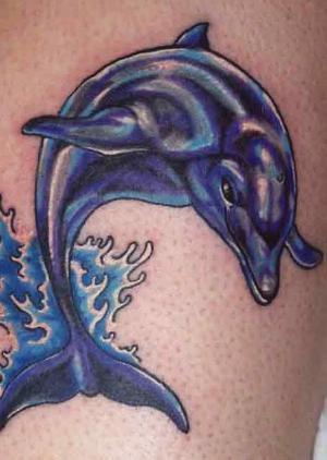 Тату фиолетовый дельфин