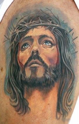 Тату голова Иисуса с терновым венцом и потеки крови - на плече