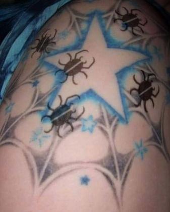 тату звезда и паутина с пауками
