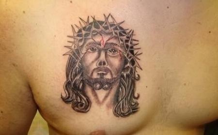 Тату голова Иисуса с терновым венцом - на груди