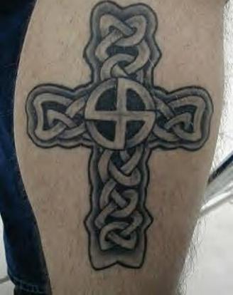 тату кельтский крест на ноге сбоку