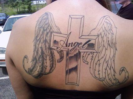  Тату крест с крыльями и надписью "ANGEL" на спине