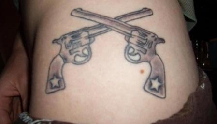 тату два пистолета со звездами на рукоятке