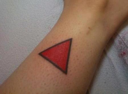 Тату красный треугольник на ноге