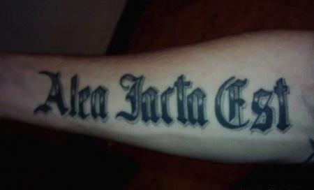 тату надпись alea jacta est на руке 