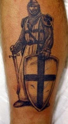 тату воин с крестом на щите