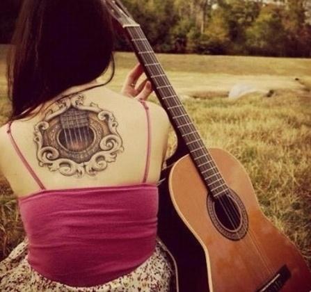 Тату гитара на спине у девушки