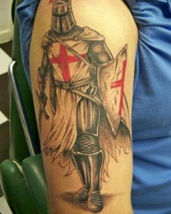 тату воин с красным крестом на груди и щите