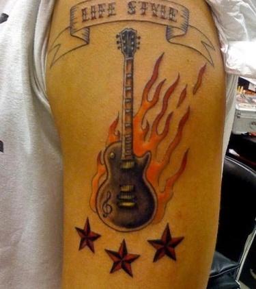 Тату гитара с пламенем огня и три звезды на плече