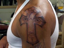 Тату крест с изображением Иисуса на левом плече