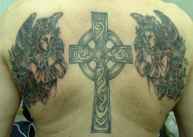 Тату кельтский крест и два ангела на спине