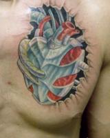 тату биомеханика сердце на груди