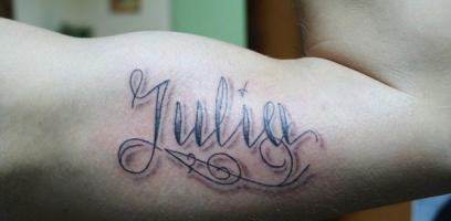Тату надпись имя "julia" на руке "Юлия"