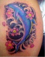 Тату дельфин волны и цветы