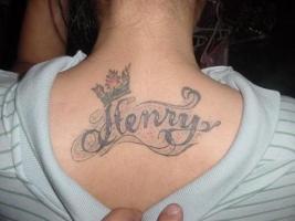 Тату надпись имя "Henry" на спине "Генри"