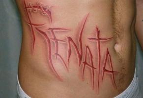 тату вырезанное имя renata на животе