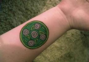 тату зеленый кельтский круг на руке