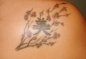 Тату ветки сакуры и иероглиф на плече