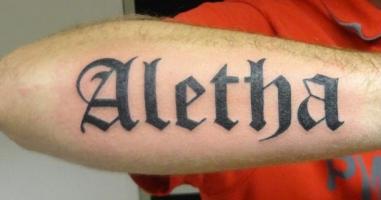 Тату надпись имя "Aletha" на руке со смыслом
