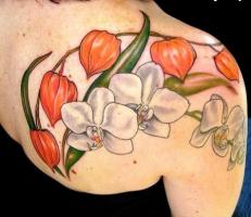 Тату белые орхидеи на плече у девушки