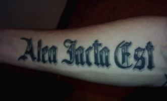 тату надпись alea jacta est на руке 