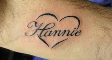 Тату надпись имя "Hannie" на руке со смыслом