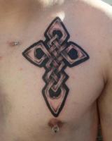 тату кельтский крест на левой груди