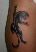 Татуировка пантера на бедре