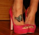 Татуировка бабочка на ступне