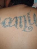 Тату надпись женское имя "Camila" на мужской спине "Камила"
