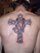 Тату крест с молящими руками на спине