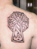 тату кельтский крест на правой лопатке