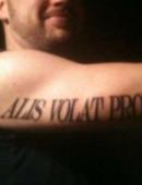 тату надпись alis volat propriis на руке