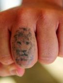 тату лев на пальце