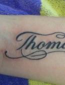 Тату надпись имя "Thomas" на руке "Томас"