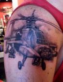 тату военный вертолет на плече